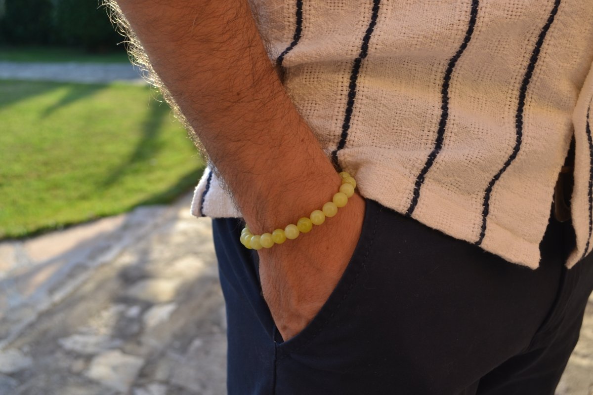 Bracelet Jade Citron en pierre naturelle porté sur un poignet d'un homme au niveau de la hanche. perle de diamètre 7-8mm